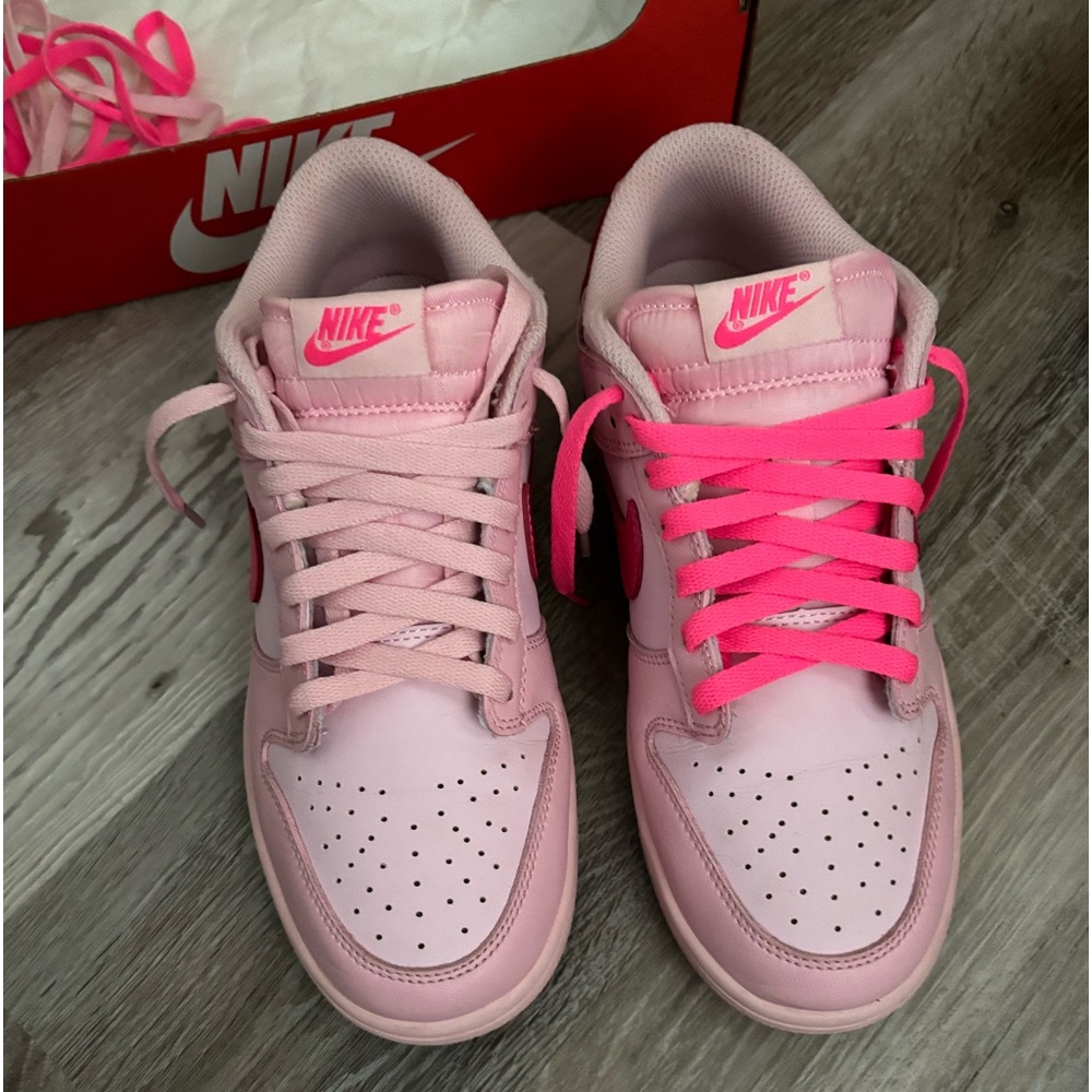 Triple pink Nike dunks 6.5 grade school